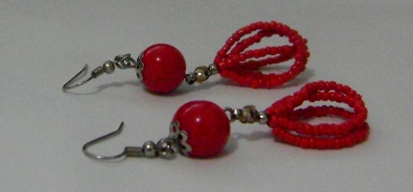 Brinco de miçanguinhas vermelhas